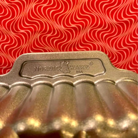 Nordic Ware Winter Wonderland 6 Cup Cast Iron Aluminum Nonstick Loaf Baking Pan - Picture 4 of 10